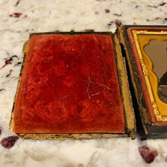 1/6th Plate Ambrotype Daguerreotype Of A Young Girl with Short Hair - Picture 4 of 4